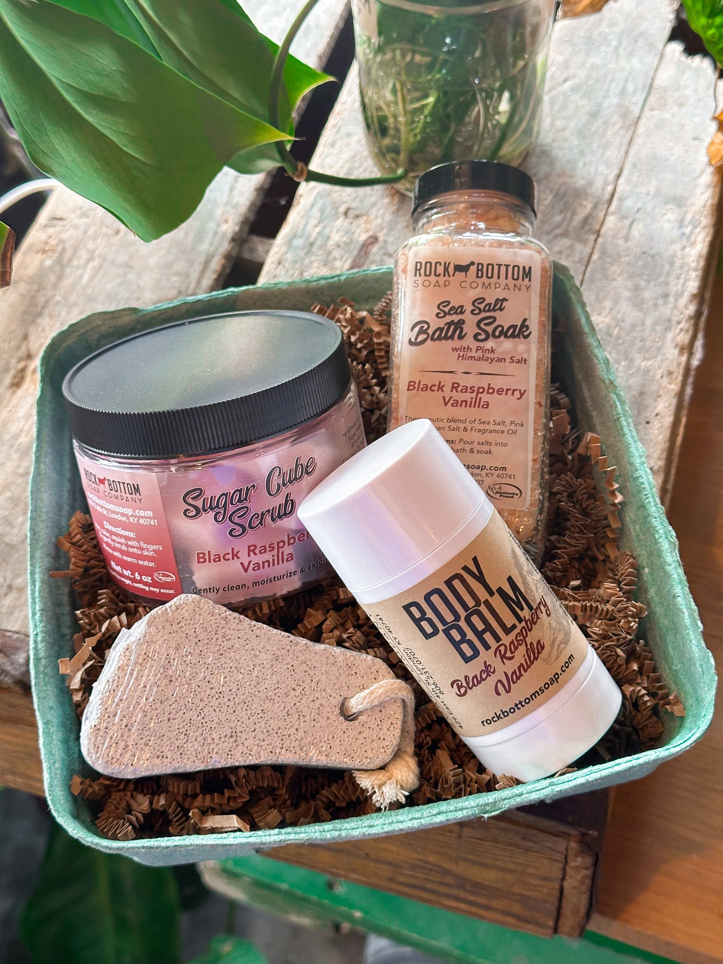 Pedicure set with body balm, foot-shaped pumice stone, bath salts, and sugar cube scrubs – a complete kit for exfoliating, soothing, and moisturizing feet.